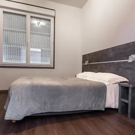 De La Gare 酒店 Surgères